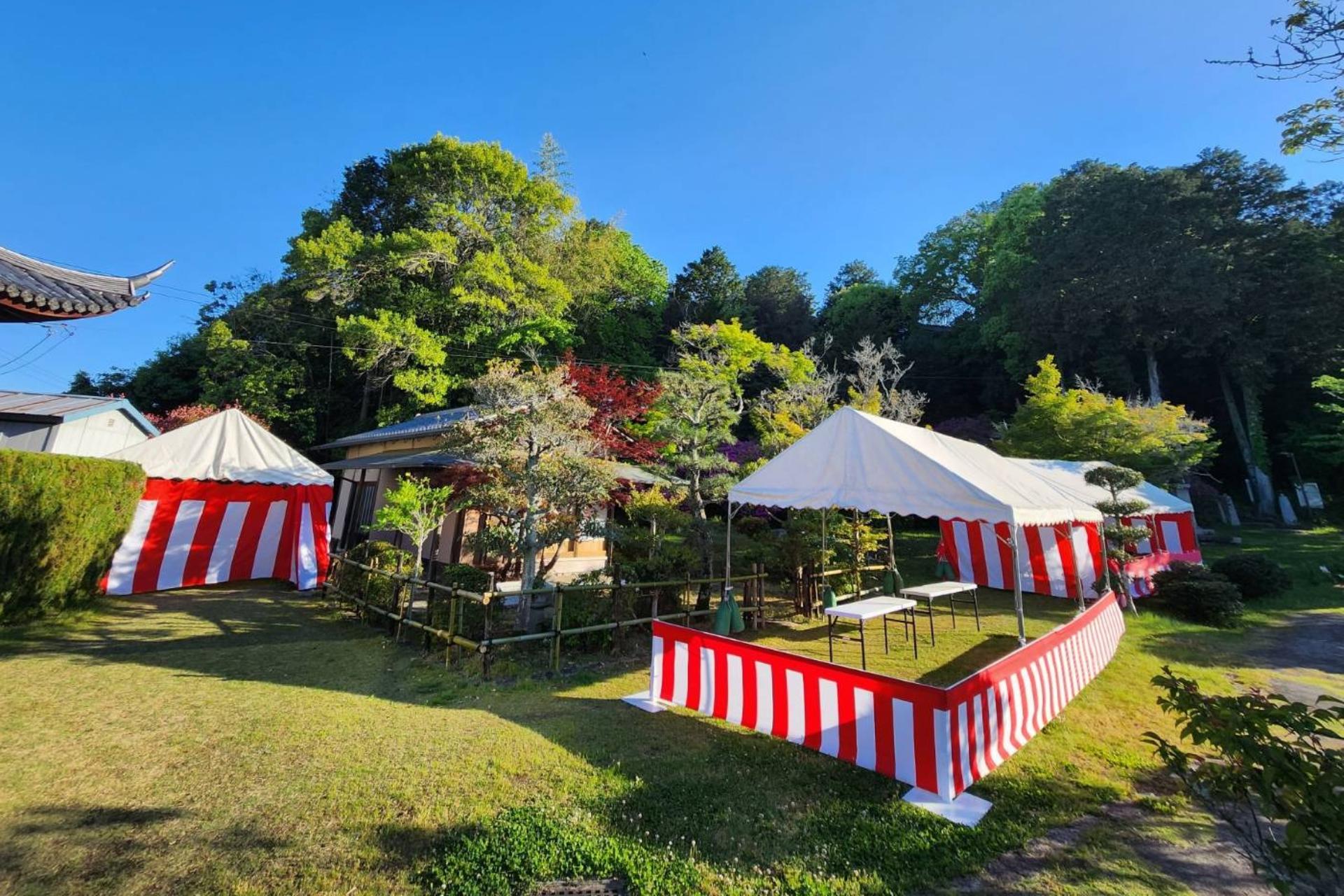 テント、テーブル、紅白幕の画像